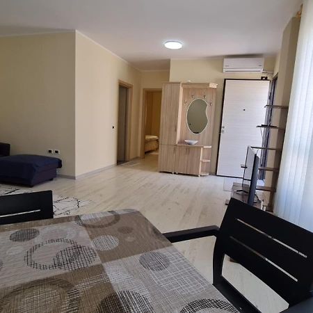 Apartment In Qerret Голем Екстер'єр фото